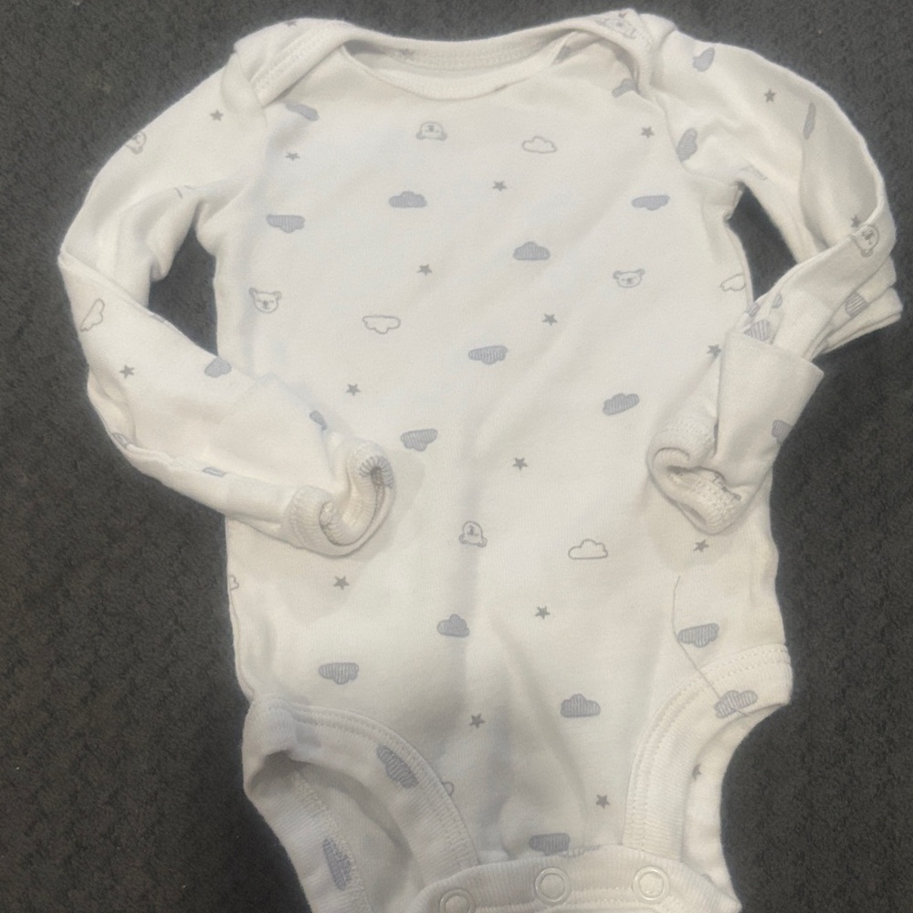 🟢10/$10 - Carter's White and Gray Cloud Print Bodysuit